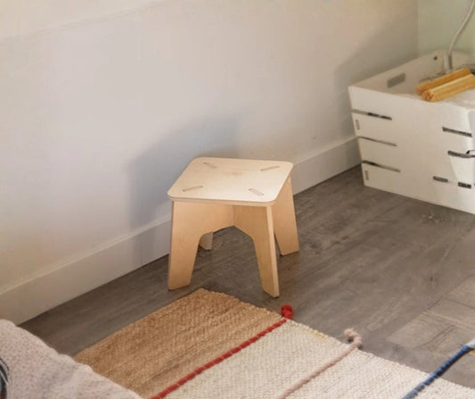 Drvena mala stolica za djecu