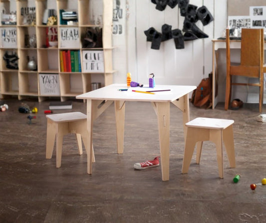 Drveni dječiji stol sa dvije stolice