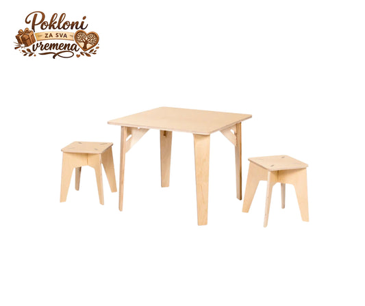 Drveni dječiji stol sa dvije stolice